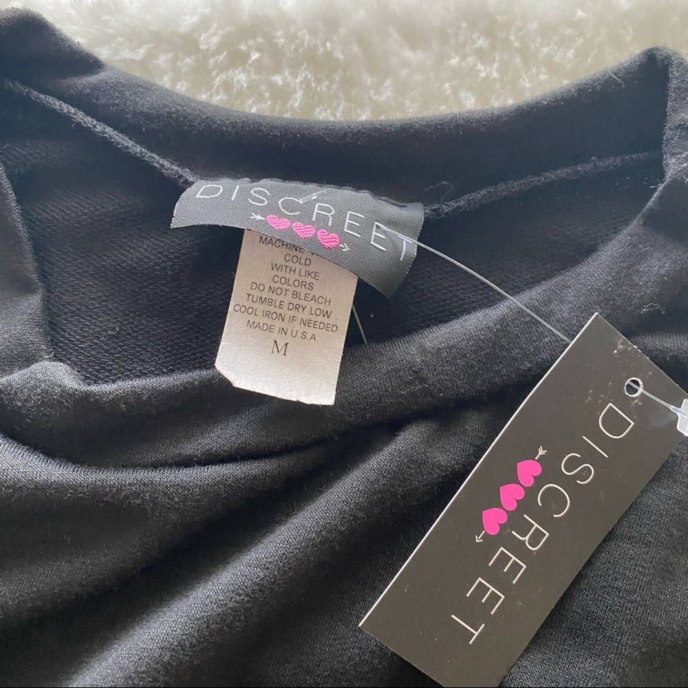 NEW Discreet Black Long Sleeve Crop Top Elasticized Cuff Hems Size Medium - Picture 3 of 6